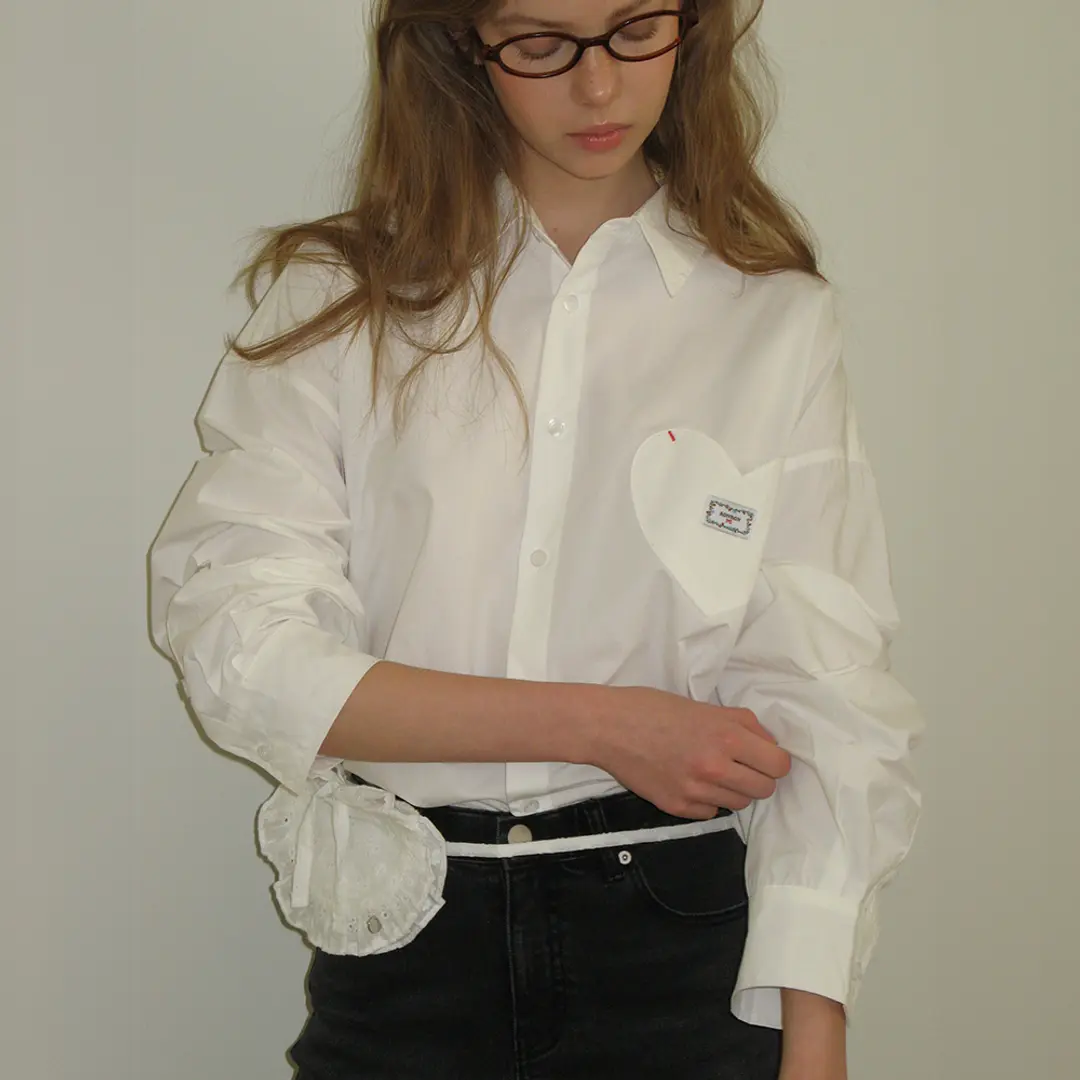 론론 STITCH HEART POCKET OVER FIT SHIRT WHITE 상품 이미지 2