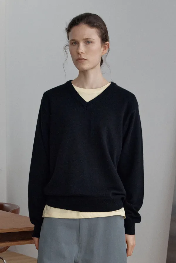 layered v neck knit - black