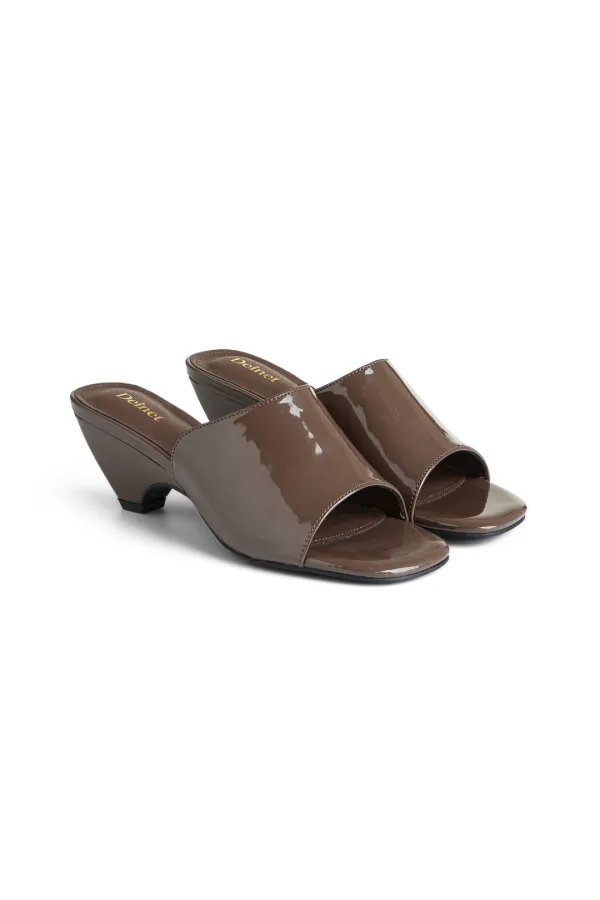 ENAMEL SLIPPERS IN BROWN