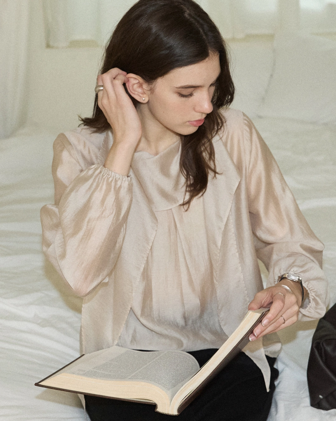 어다울 Ruffle scarf neck pintuck blouse - pink beige 상품 이미지 2
