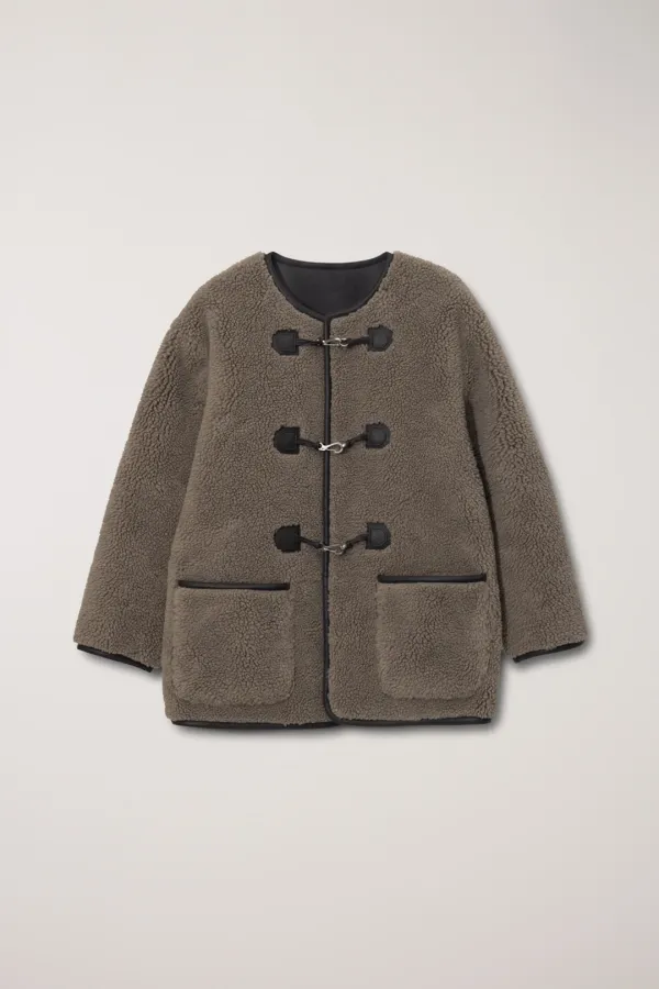 COLLARLESS BUCKLED SHEARLING JACKET MOCHA BEIGE