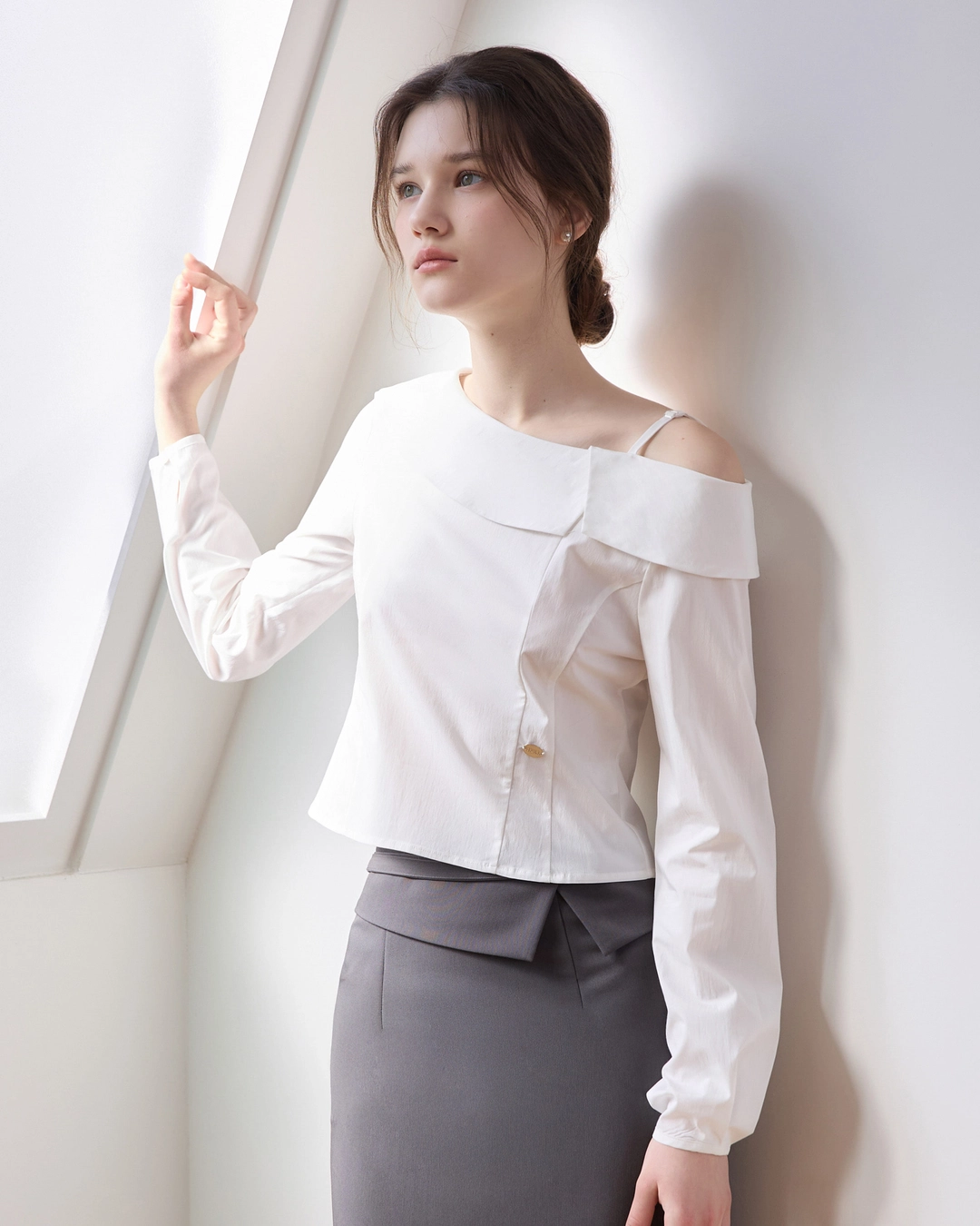어다울 Unbalance off shoulder blouse - white 상품 이미지 2