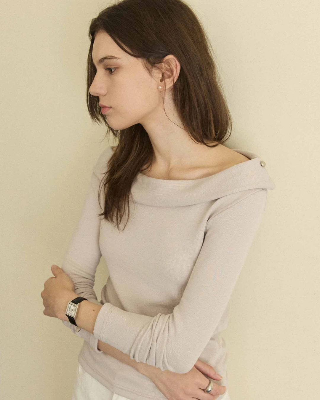 어다울 Softy silver button off shoulder t shirt - ash beige 상품 이미지 2