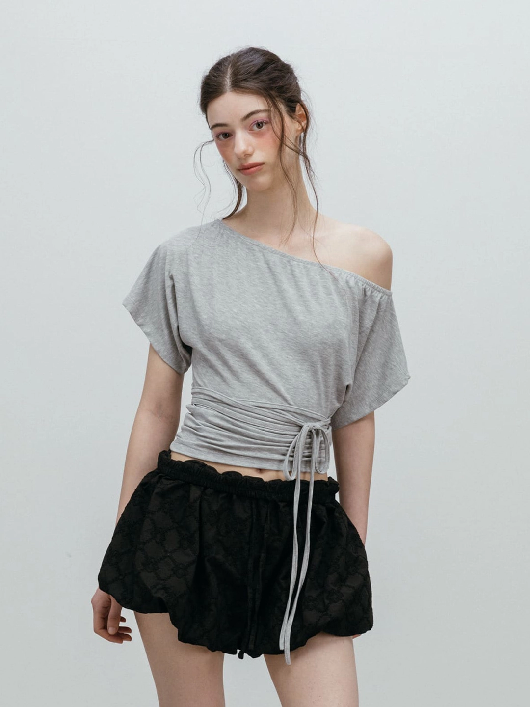 모이페어 OFF SHOULDER STRAP T-SHIRT / GREY 상품 이미지 2
