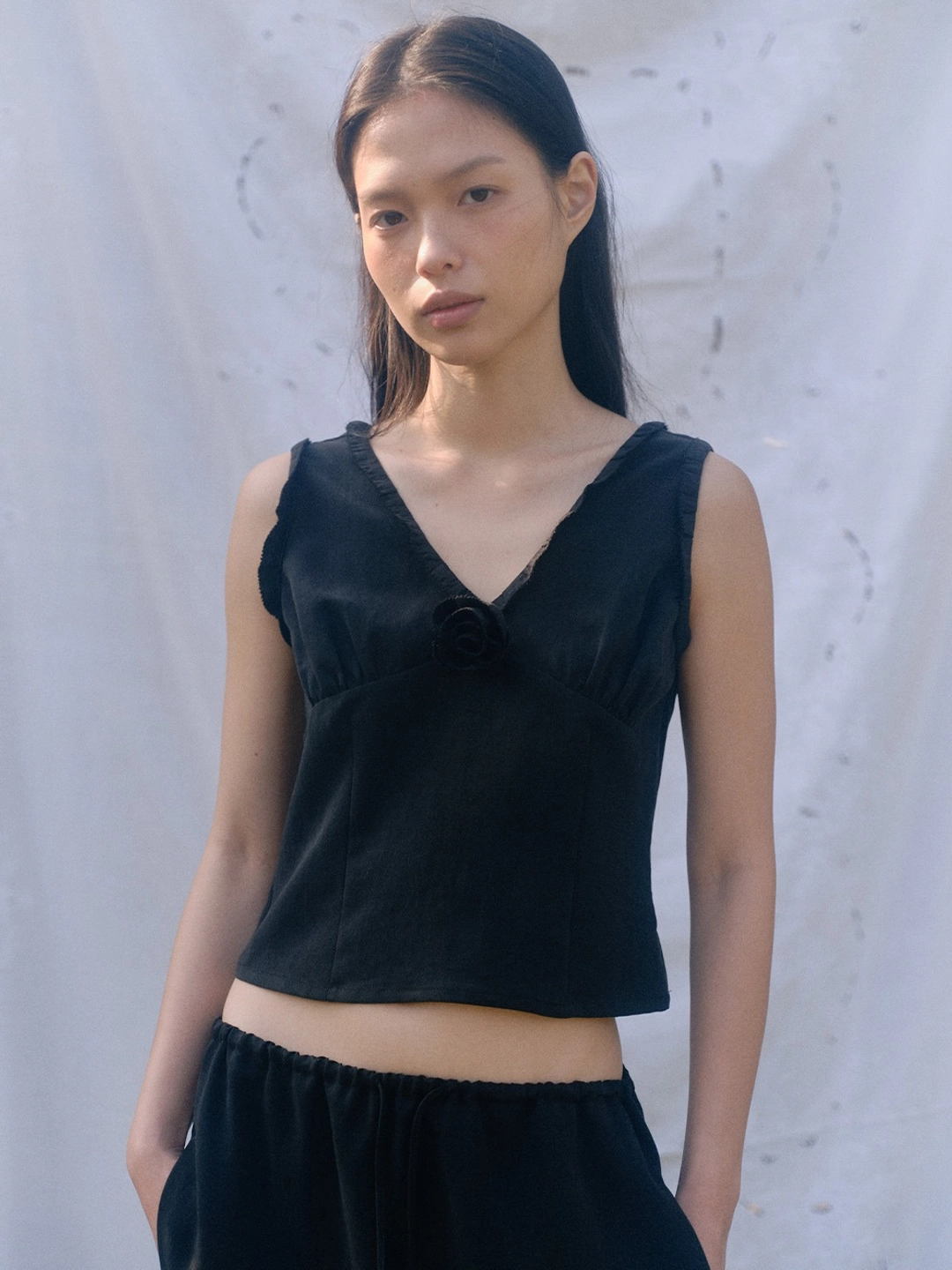 베이오드 V flower sleeveless blouse_black 상품 이미지 2
