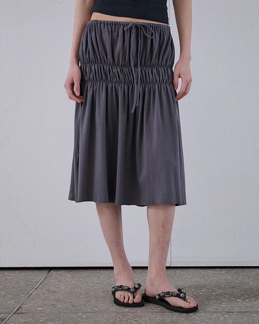 오데스 GATHERED JERSEY MIDI SKIRT - CHARCOAL 상품 이미지 1