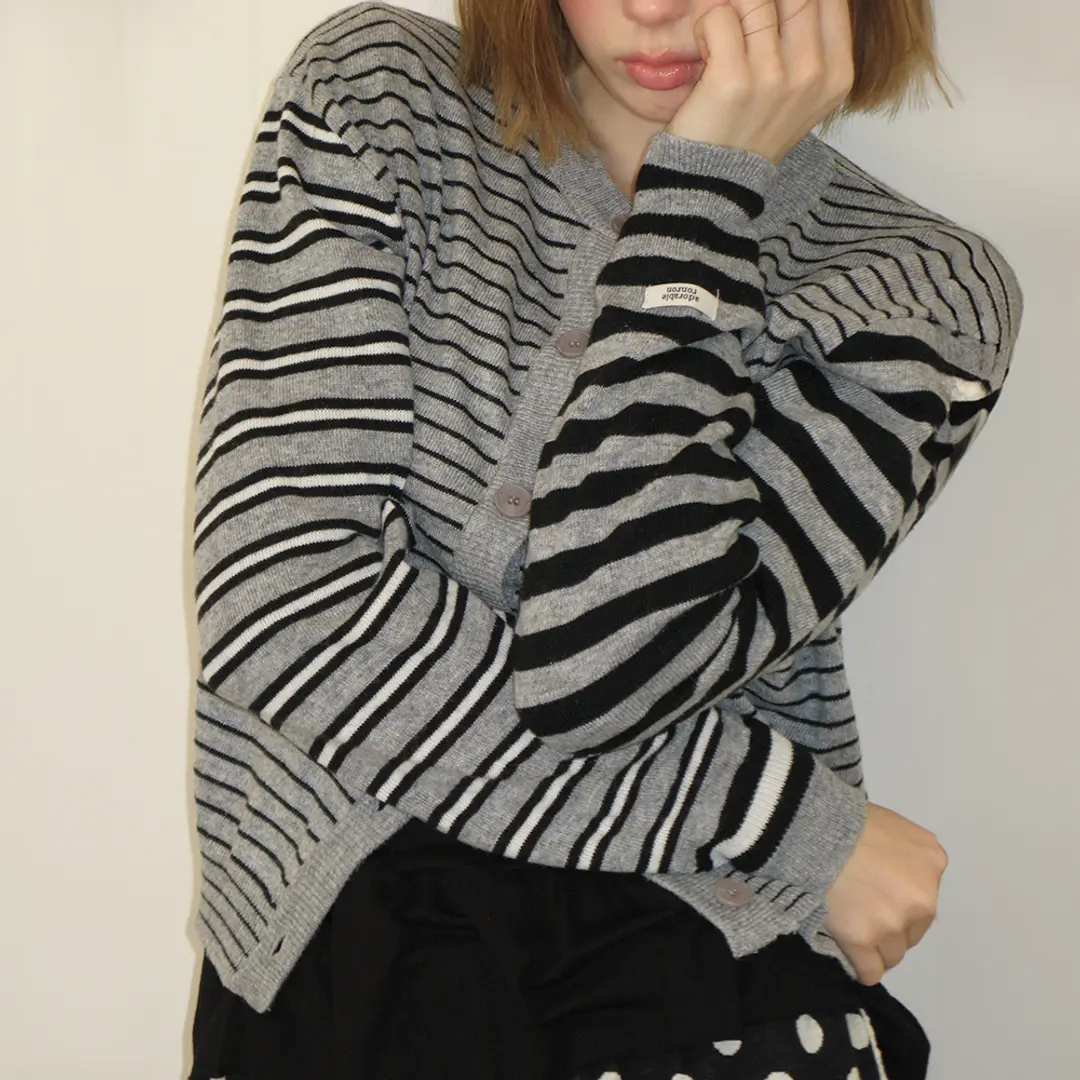 론론 TRIPLE STRIPE HARMONY KNIT CARDIGAN BLACK GREY 상품 이미지 1