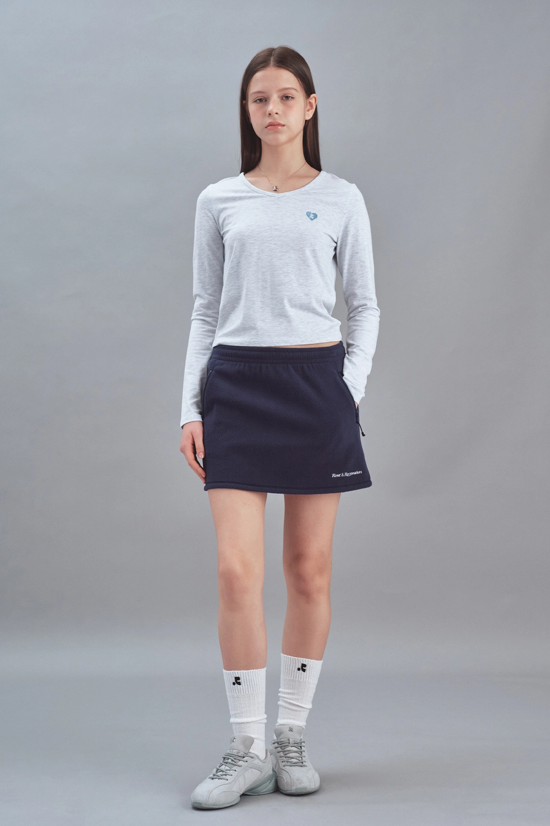 레스트앤레크레이션 V-NECK HEART LOGO LONG SLEEVE - LIGHT GREY 상품 이미지 2