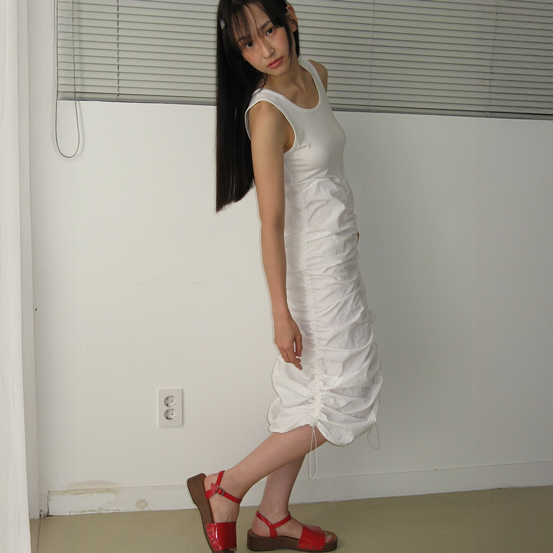 론론 SLEEVELESS SHIRRING DRESS WHITE 상품 이미지 1
