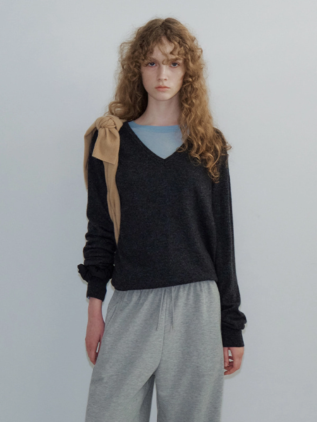 오디에스 [Cashmere] Easy V-neck Knit (Charcoal) 상품 이미지 1