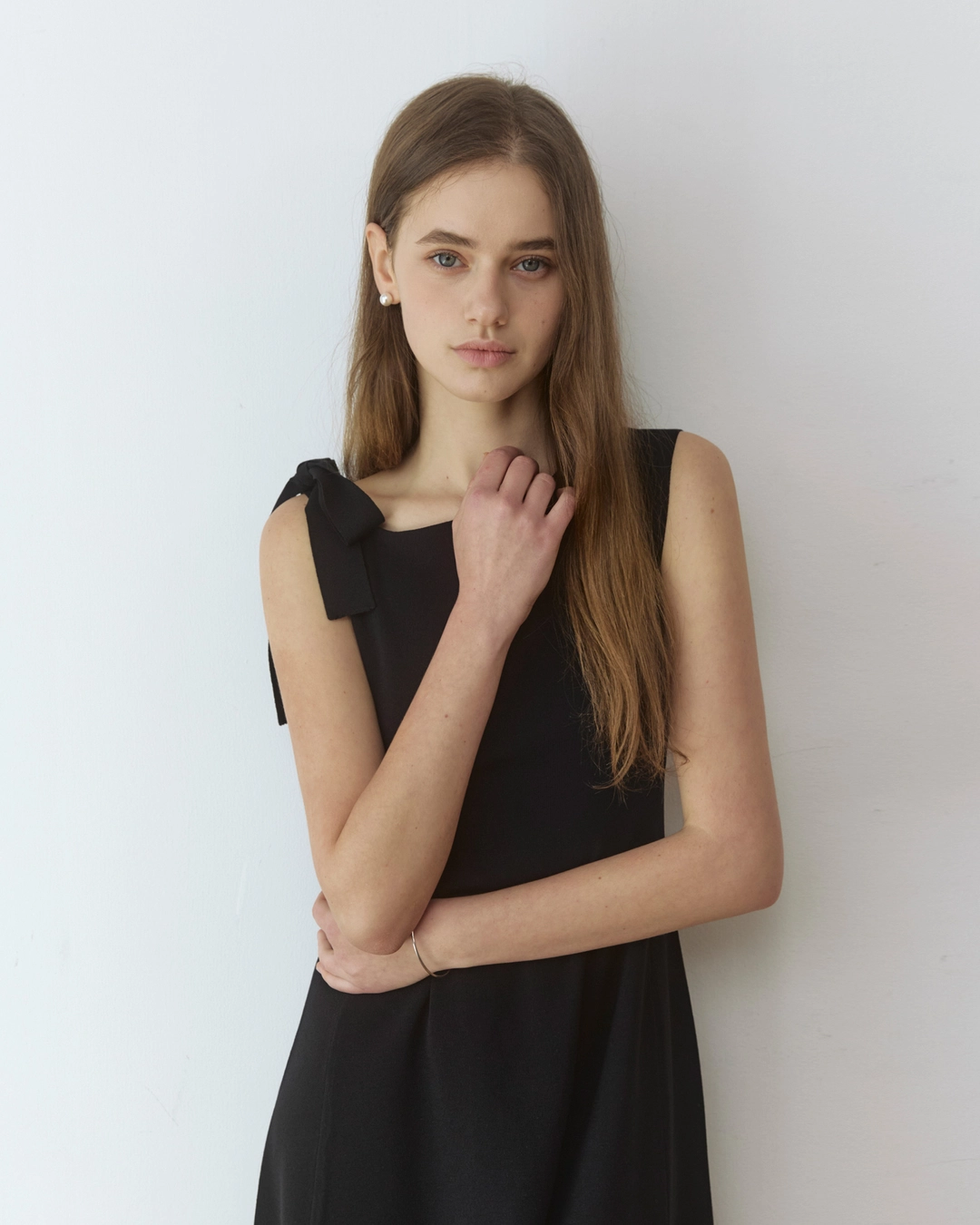 어다울 Unbalance neck ribbon flare long dress - black 상품 이미지 3
