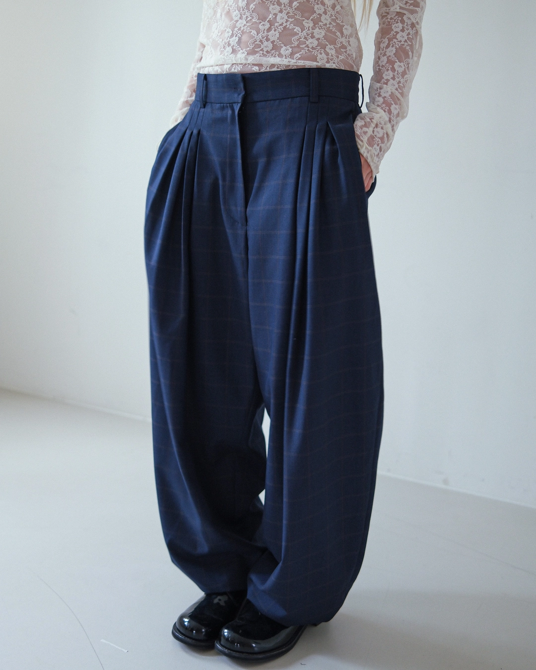 플레따 flétta Volume Tuck Check Barrel Pants 상품 이미지 2