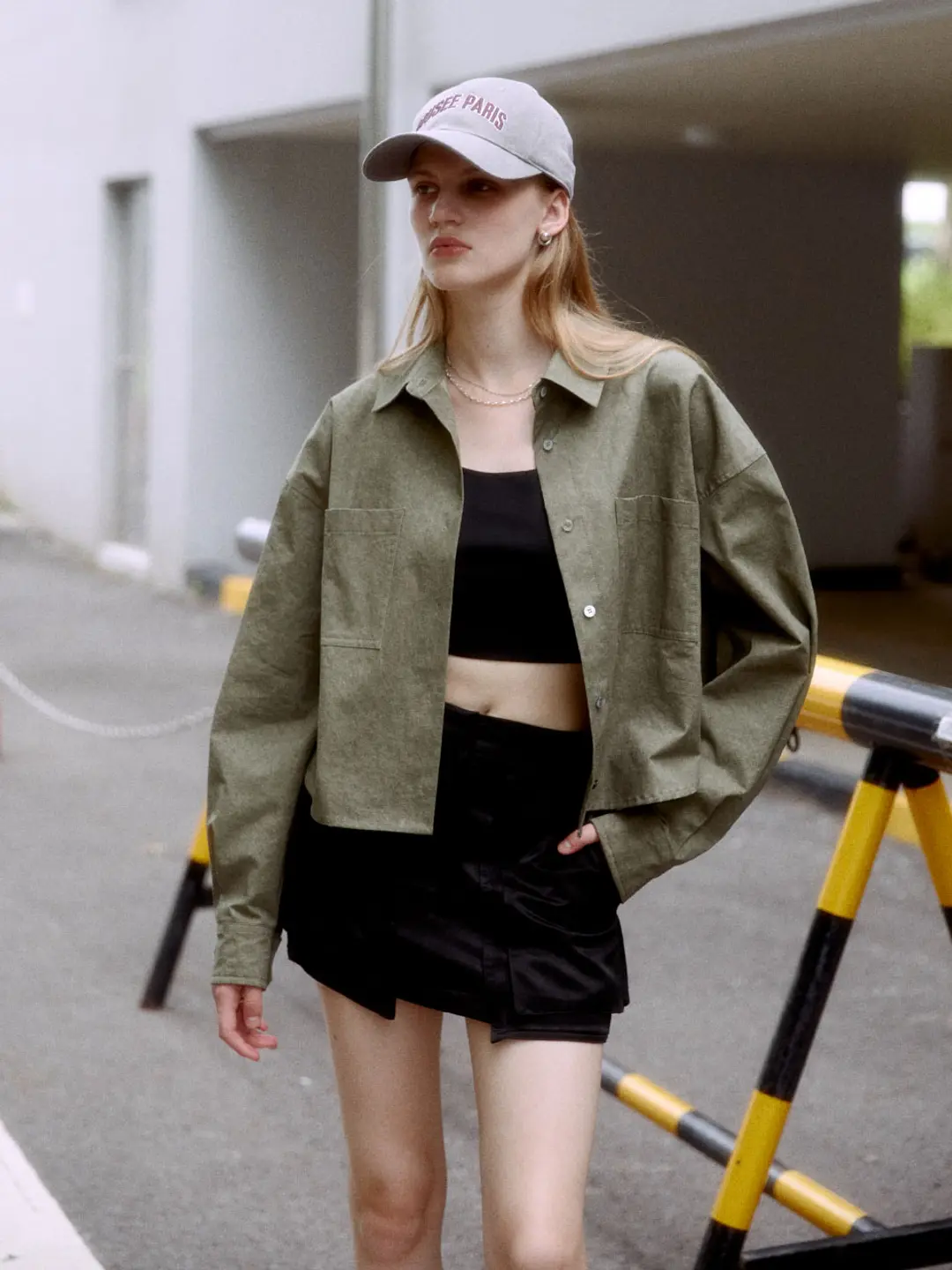 뮤제 AVIGNON Back Printed Crop Over Fit Shirt_Khaki 상품 이미지 2