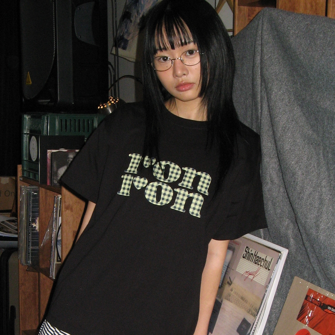 론론 PATTERN LOGO BASIC FIT T SHIRT BLACK YELLOW 상품 이미지 1