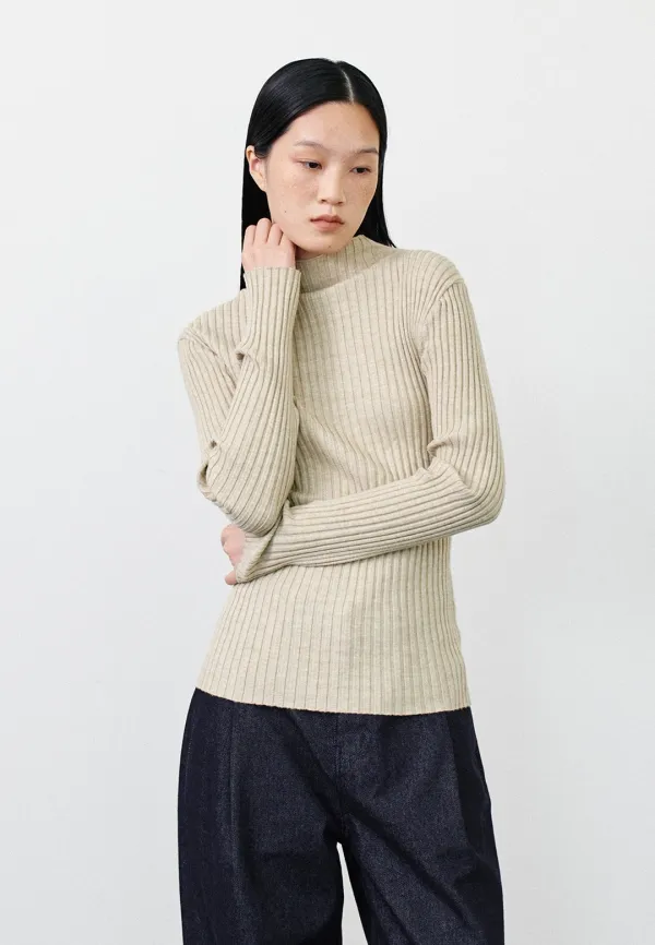 PLEATS MOKE NECK KNIT - BEIGE