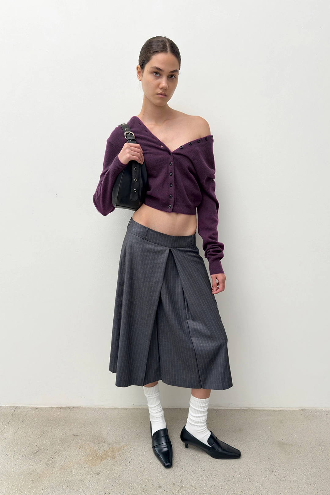 다이애그널 V NECK BUTTON CARDIGAN 상품 이미지 2