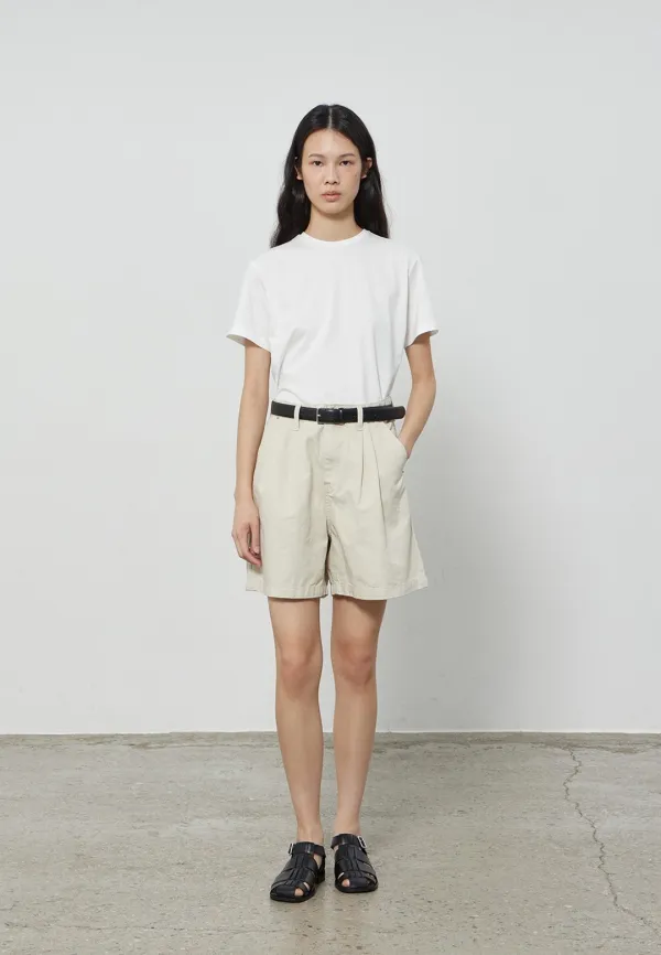 PLEATS DENIM SHORT - BEIGE