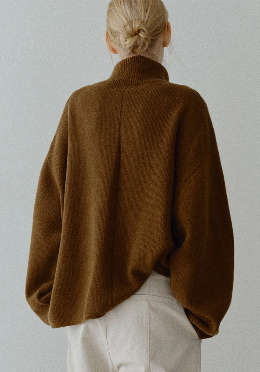 오브베이지 RACCOON OVER TURTLE KNIT_OLIVE BROWN_OE4C2XKN04OLB 상품 이미지 1