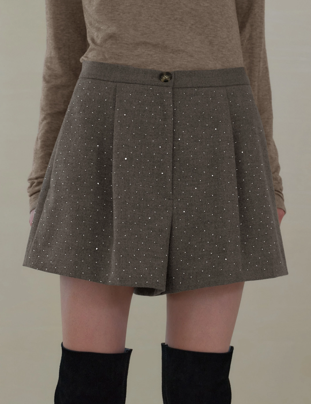 노미나떼 Stella Rhinestone Flare Shorts (Beige) 상품 이미지 1