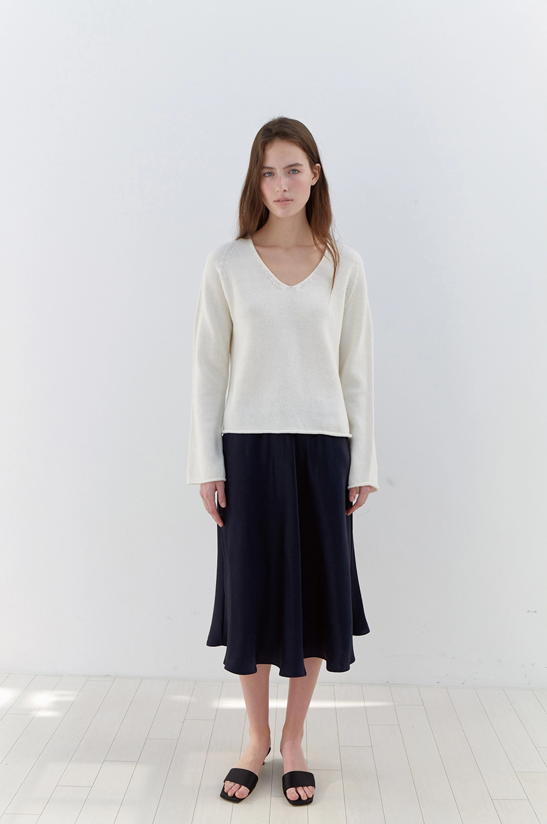 엘오61 Tahiti Satin Skirt in Navy 상품 이미지 2