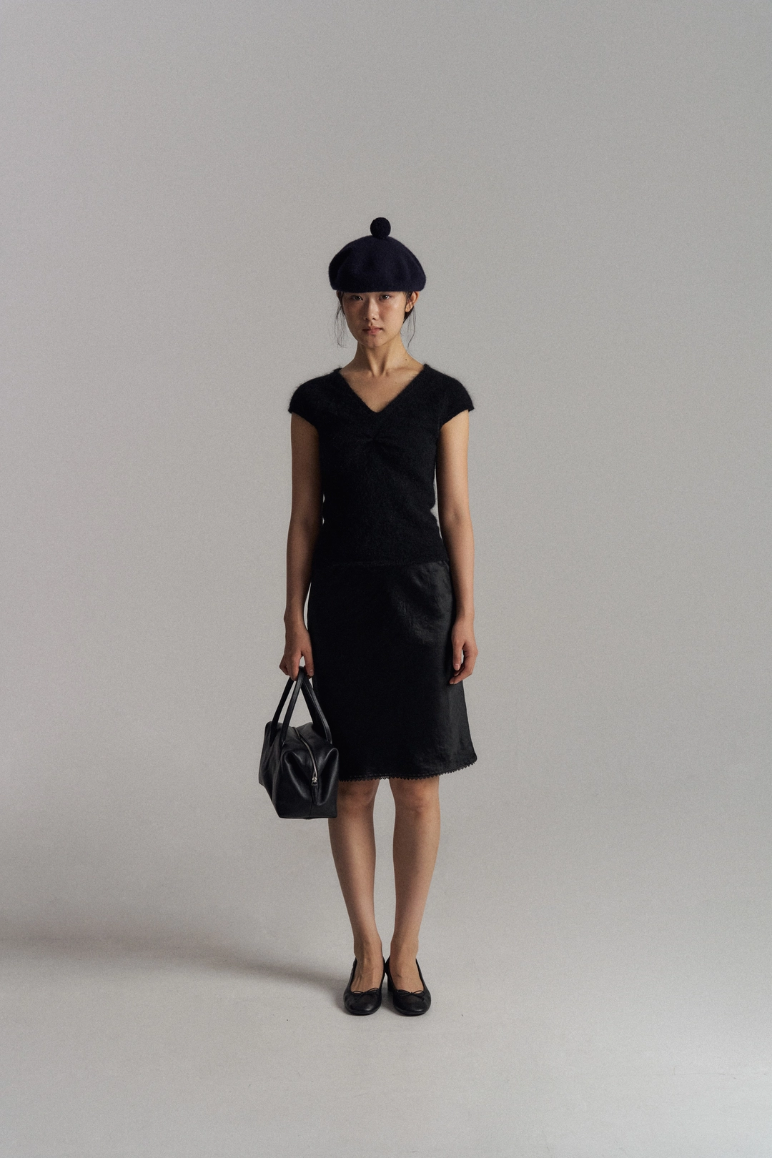블로어 Mohair V-Neck Cap Sleeve Knit (Black) 상품 이미지 1