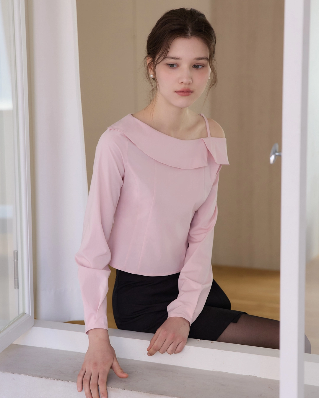 어다울 Unbalance off shoulder blouse - pink 상품 이미지 2