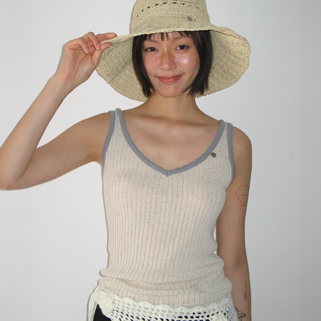 론론 GOLGI BLOCKING CHARM SLEEVELESS KNIT OATMEAL GREY 상품 이미지 1