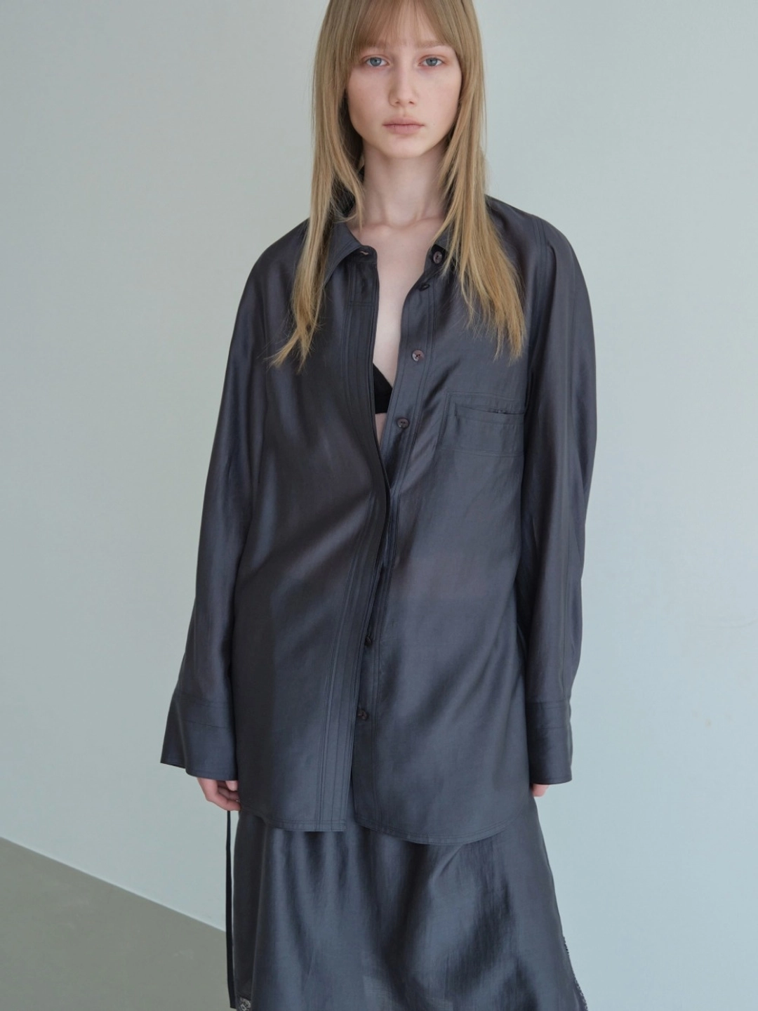 로우클래식 See-Through Back Strap Shirt_Charcoal 상품 이미지 2