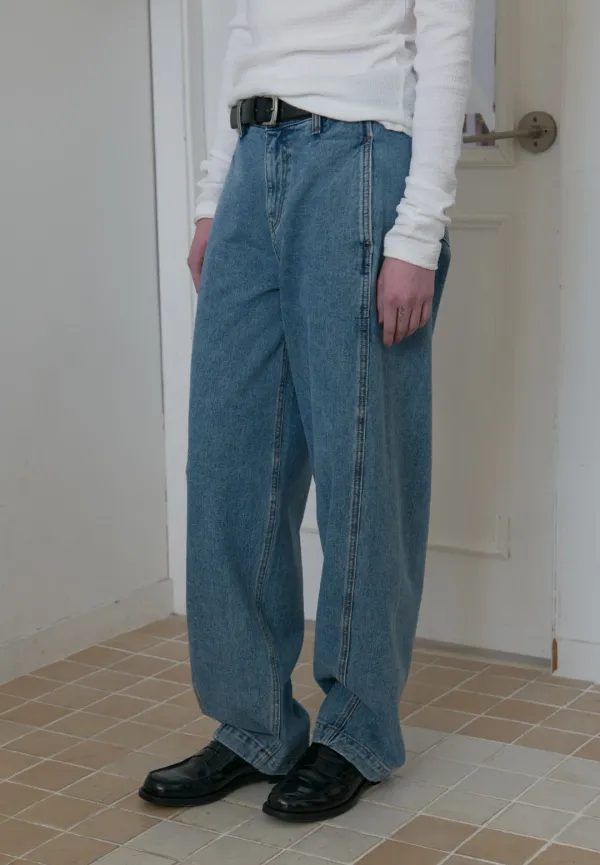 Curved denim pants (washed blue)
