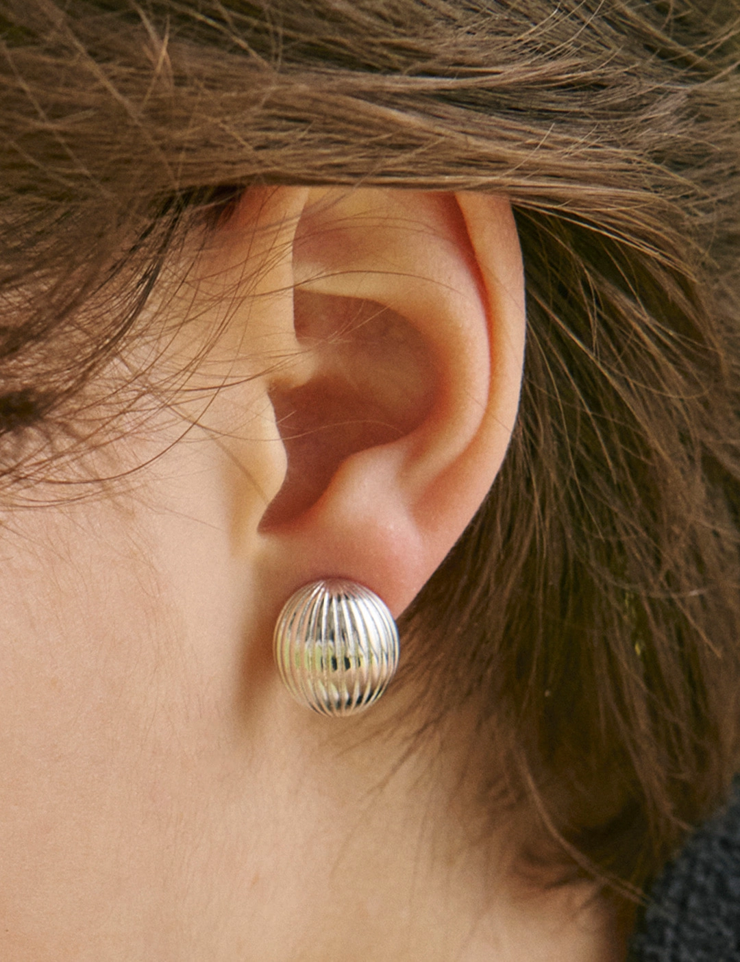 에뜨리브 [6/1순차발송] Ribbed Orb Stud Earrings 상품 이미지 2