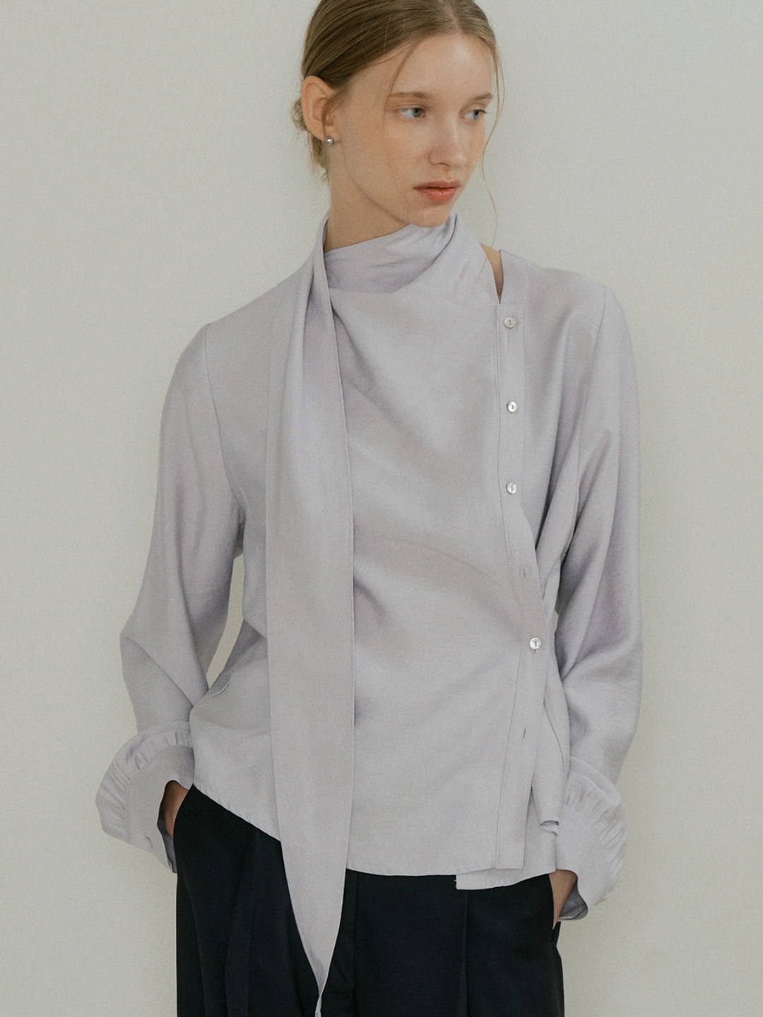아워코모스 comos 1543 scarf-neck oblique blouse (pearl gray) 상품 이미지 2