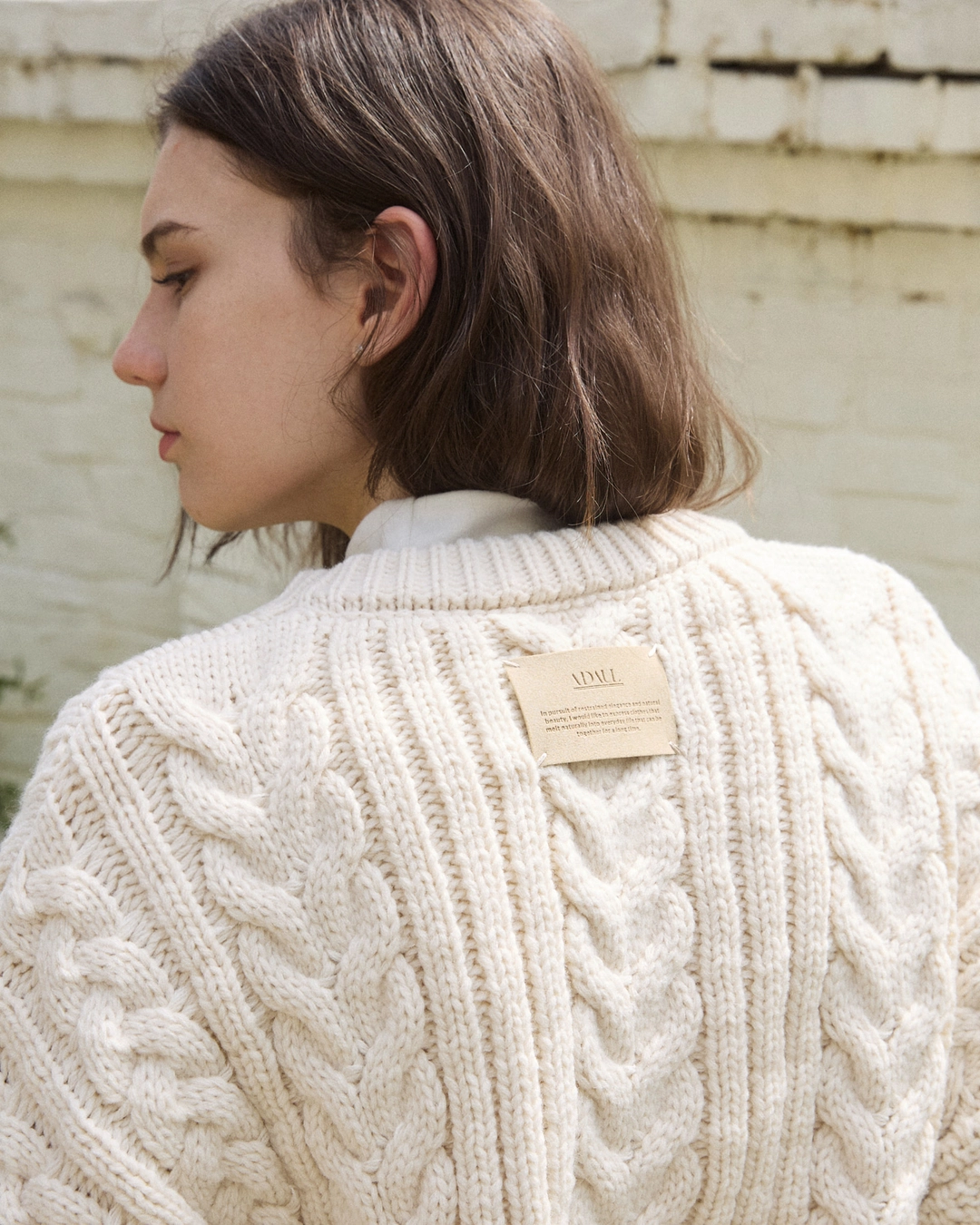 어다울 Classic twist back label knit - ivory 상품 이미지 2