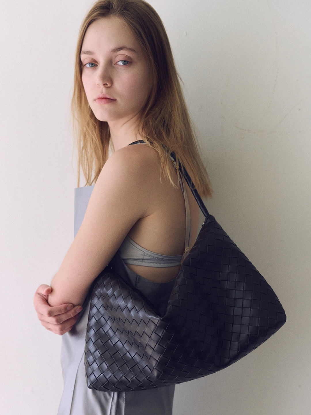 오브히 아든 위빙 호보백 Arden Weaving Hobo Bag_Dark Brown 상품 이미지 2