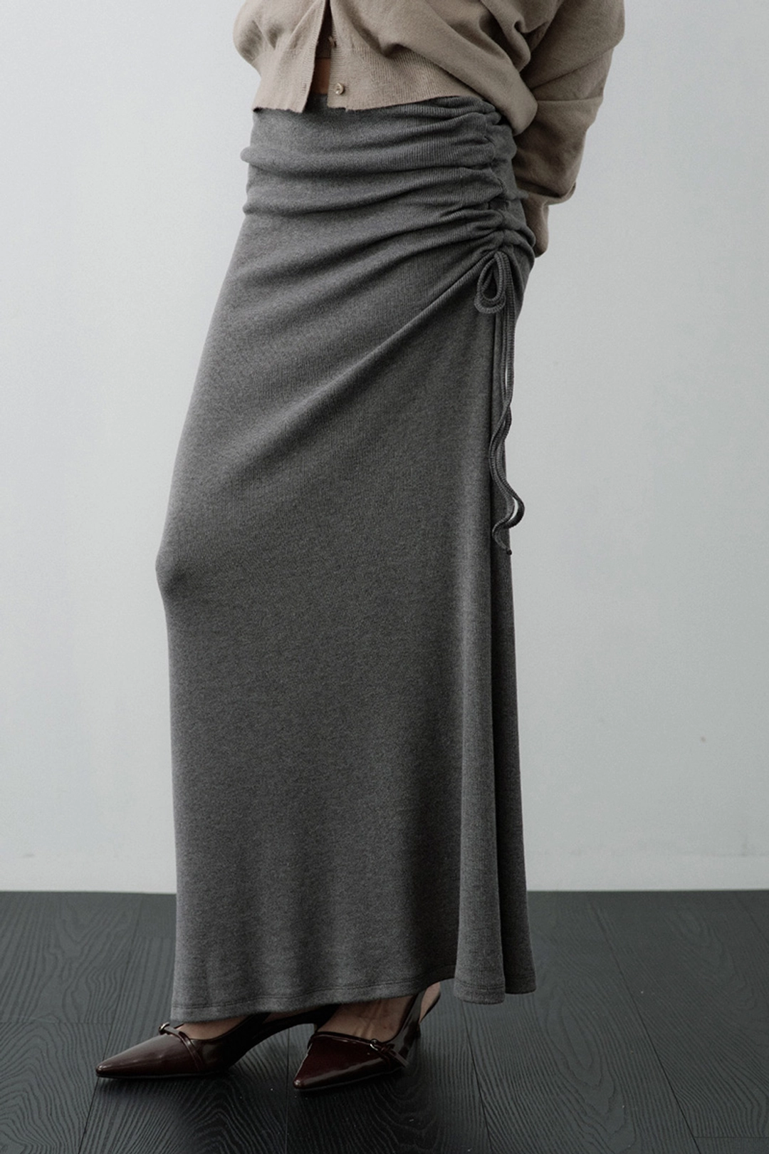 루시르주 Side-Shirred Maxi Skirt (Charcoal) 상품 이미지 1