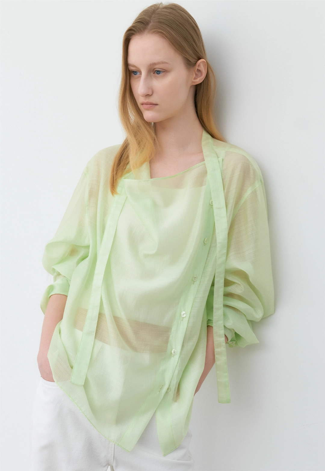 아뜰리에 나인 (BL-4450)SHEER ASYMMETRIC TIED BLOUSE 상품 이미지 3