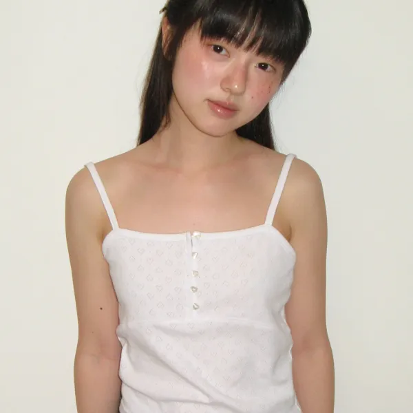 HEART BUTTON GOLGI SLEEVELESS EYELET WHITE