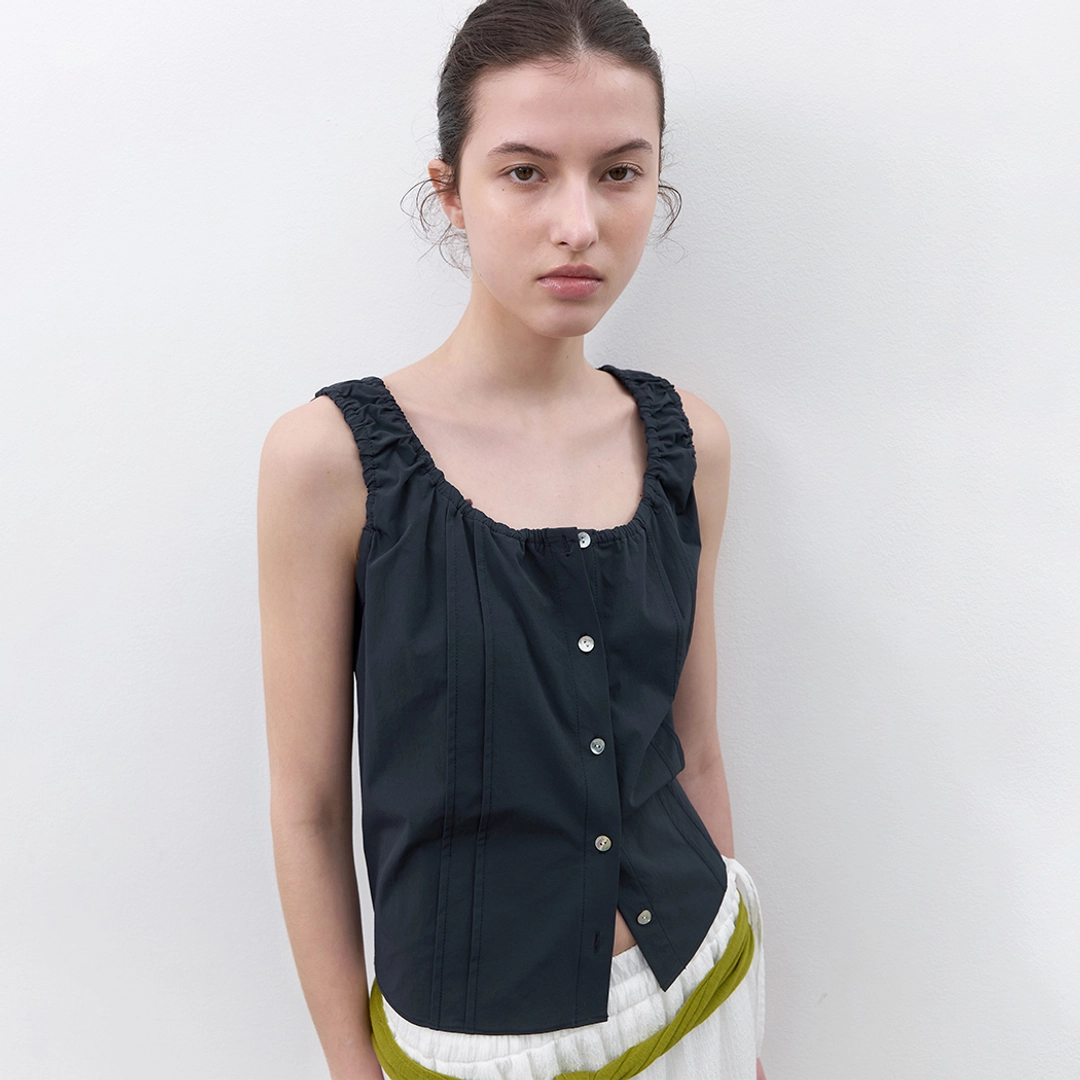 아뜰리에 나인 (BL-4409)PINTUCK SLEEVELESS SHIRRING BLOUSE 상품 이미지 1