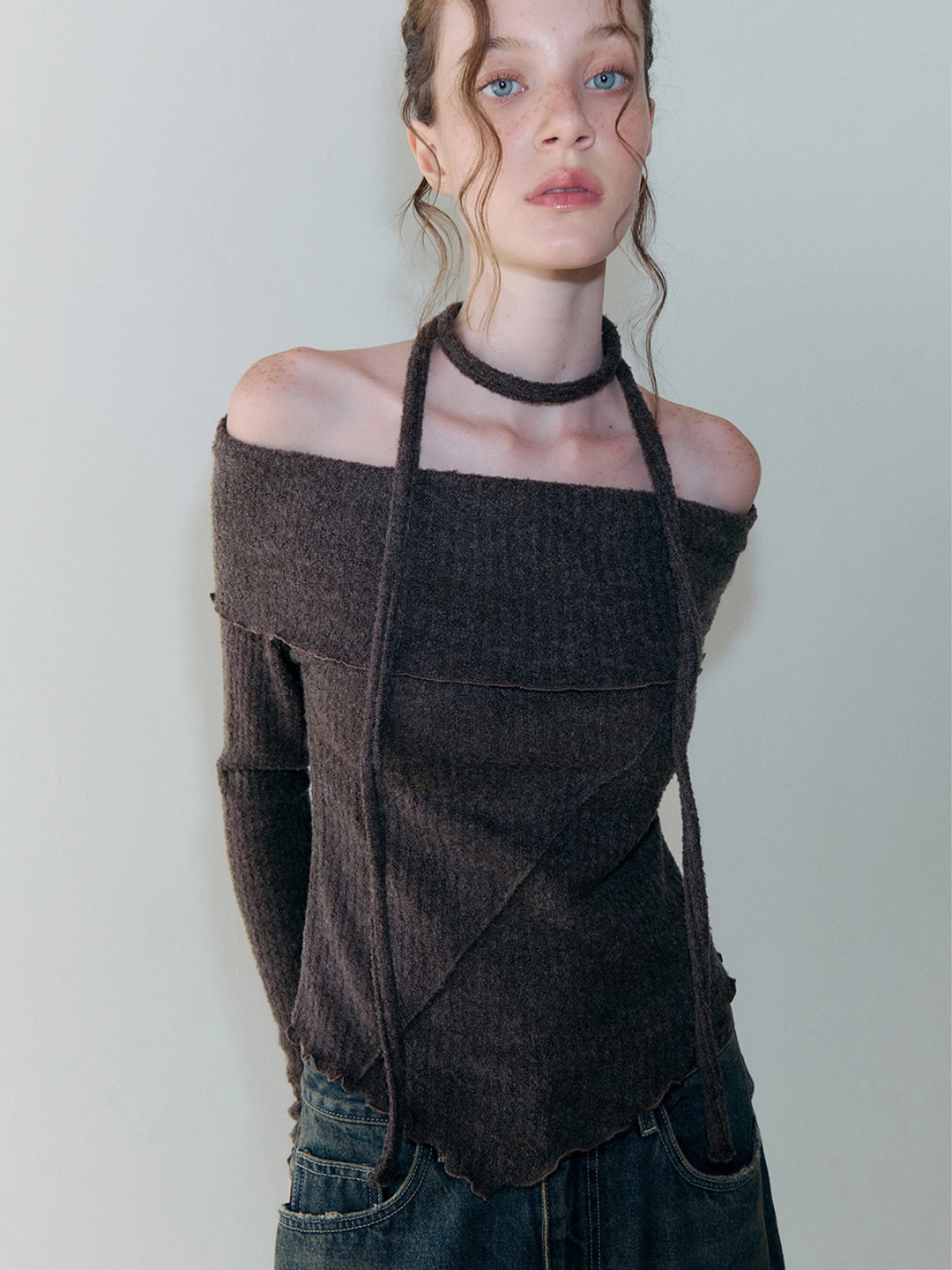 에트몽 Tie Off Shoulder T-Shirt, Brown 상품 이미지 1