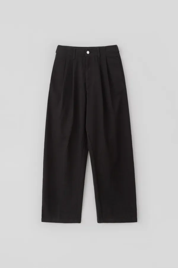 Back Side Buckle Two-Tuck Pants_Black