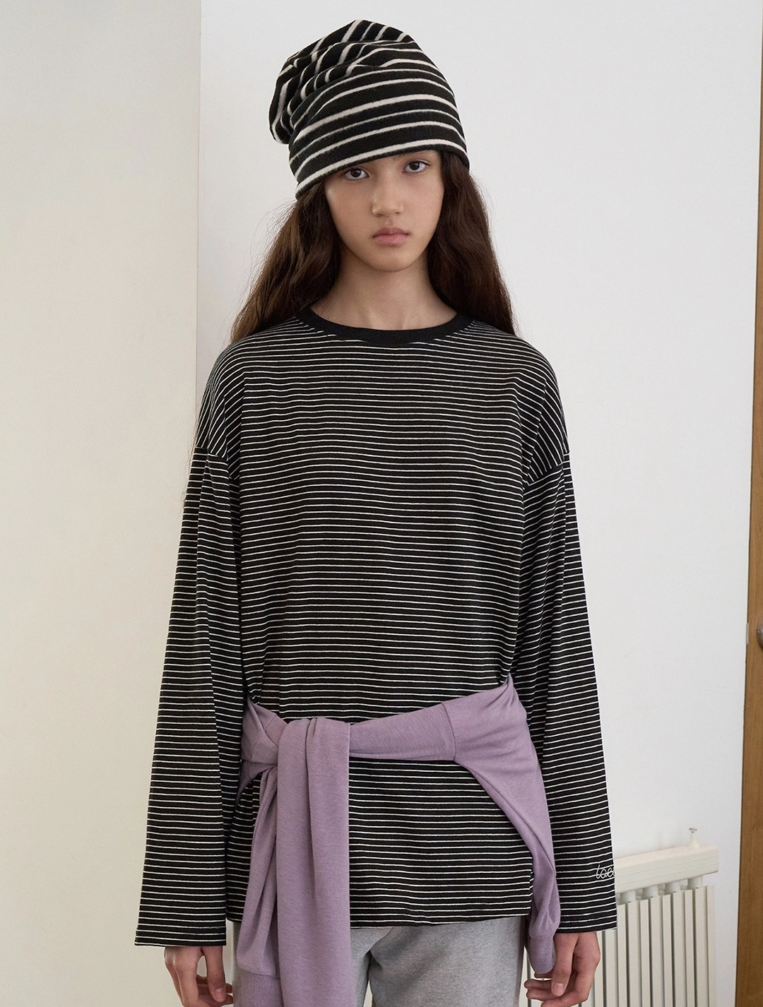 로에일 Embroidery stripe contrast T-shirt_Black 상품 이미지 1