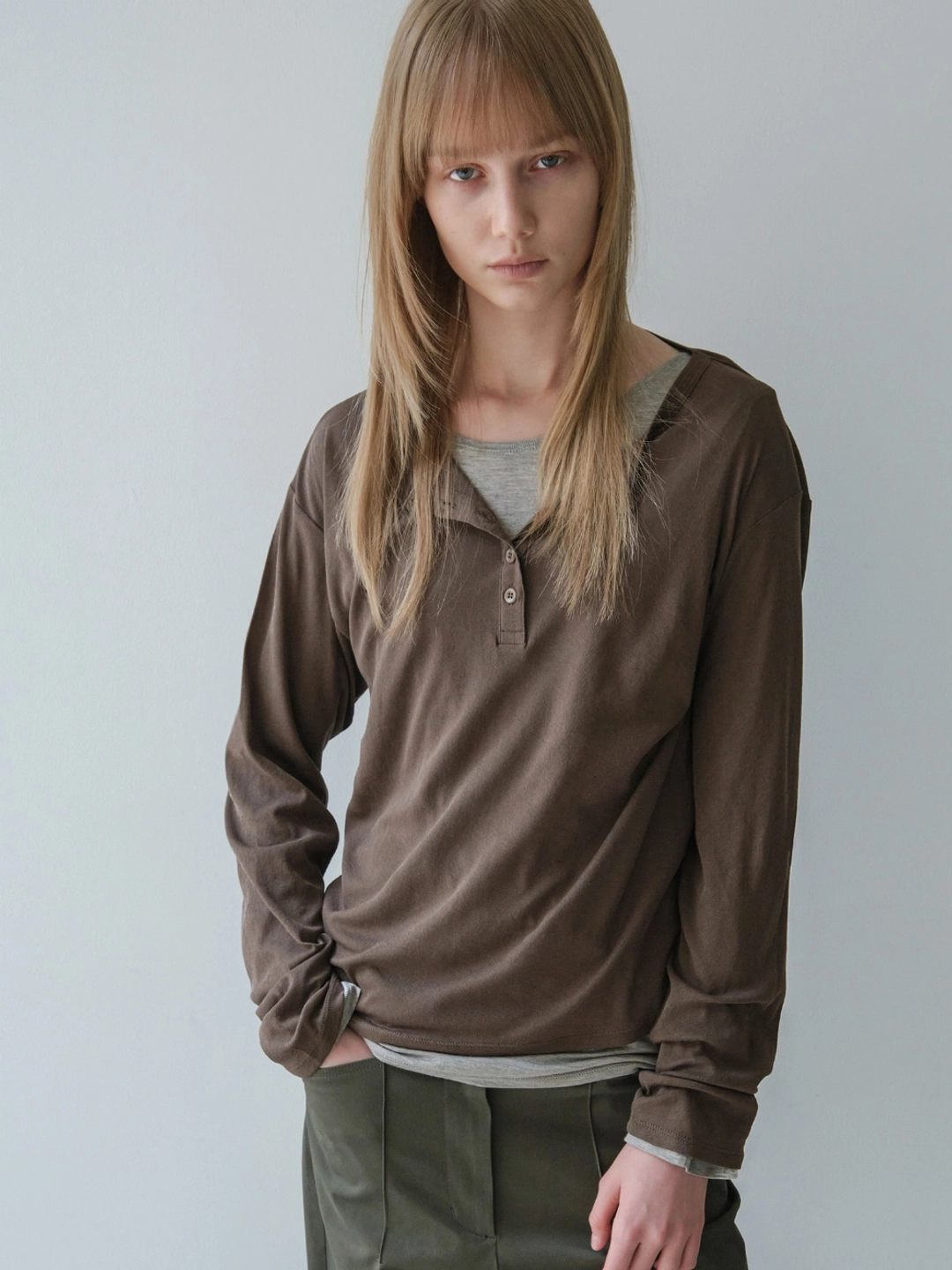 로우클래식 Henley Neck Cotton Long Sleeve T-Shirt_Khaki Brown 상품 이미지 2