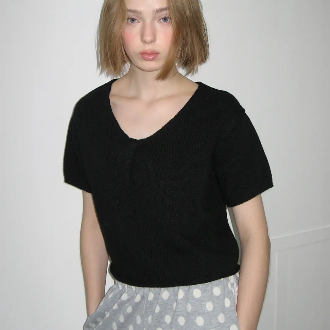 론론 KNOT V NECK SHORT SLEEVE KNIT BLACK 상품 이미지 2