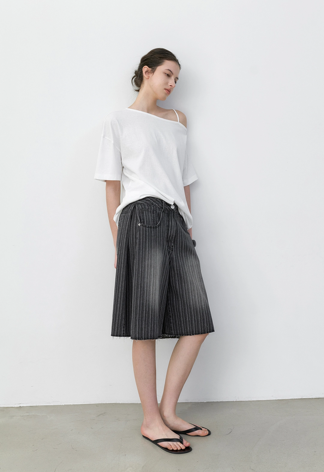 아뜰리에 나인 (T-7219) ONE-OFF SHOULDER BOXY TEE 상품 이미지 1