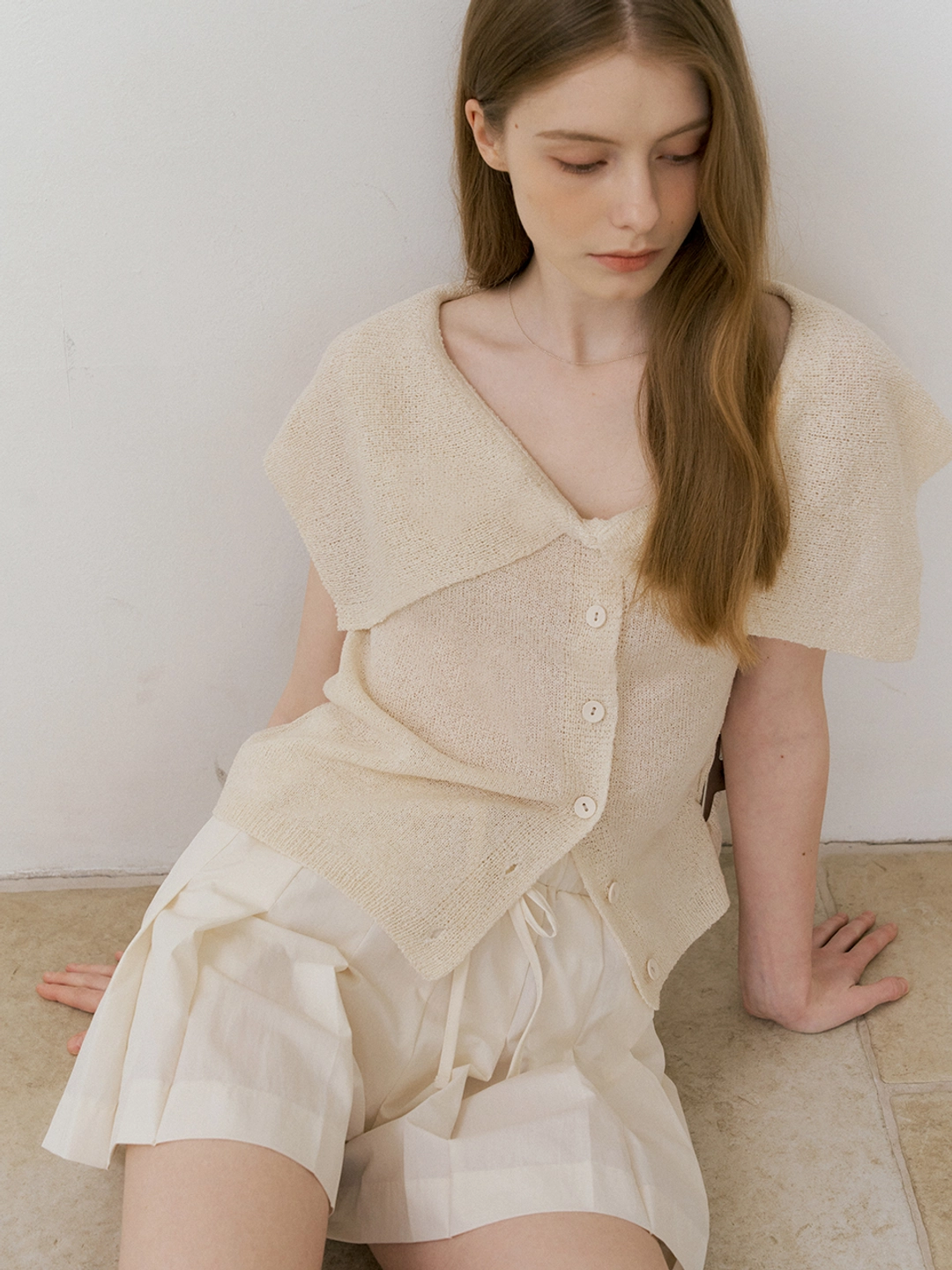 아워코모스 comos 1468 sailor collar off-shoulder button knit (oat beige) 상품 이미지 2