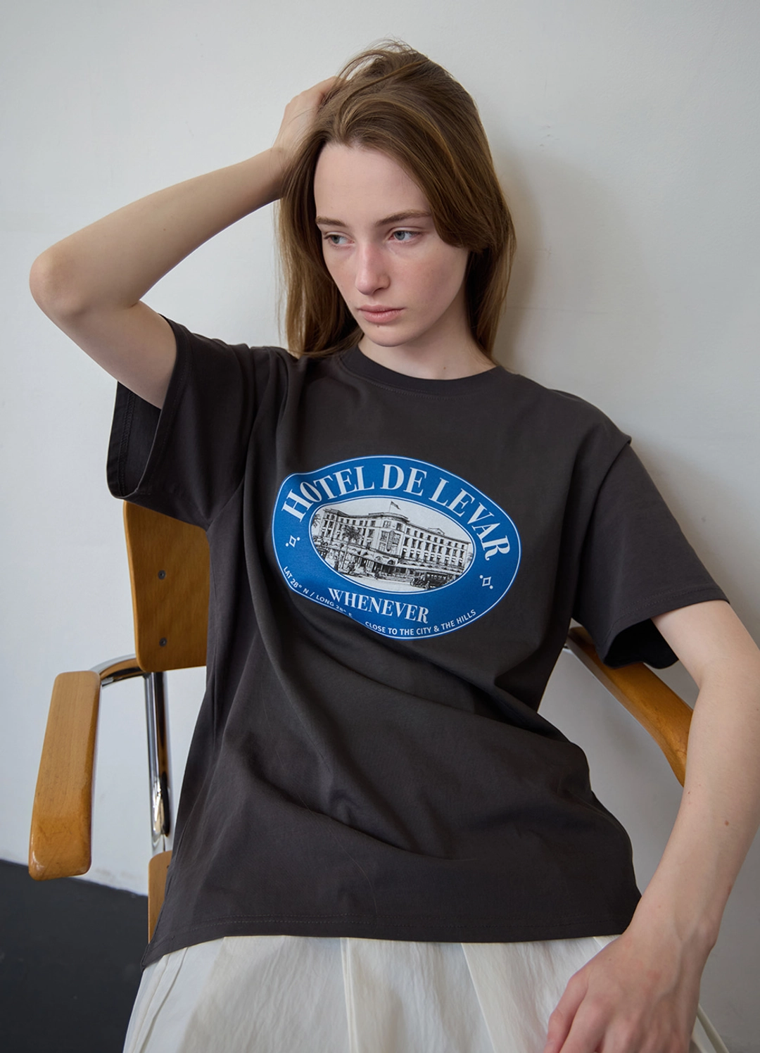 르바 Hotel De Levar T-Shirt - Charcoal 상품 이미지 2