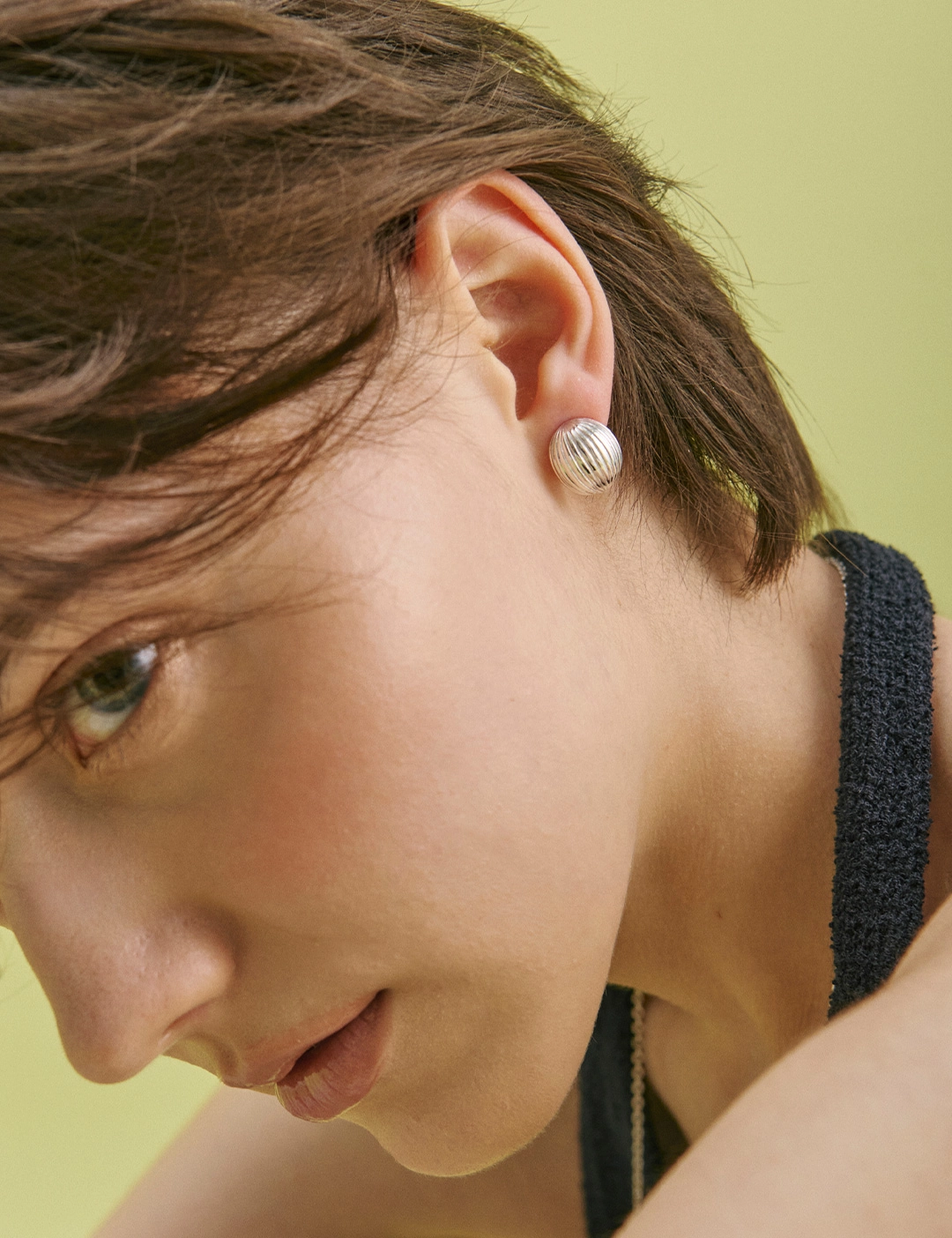 에뜨리브 [6/1순차발송] Ribbed Orb Stud Earrings 상품 이미지 3