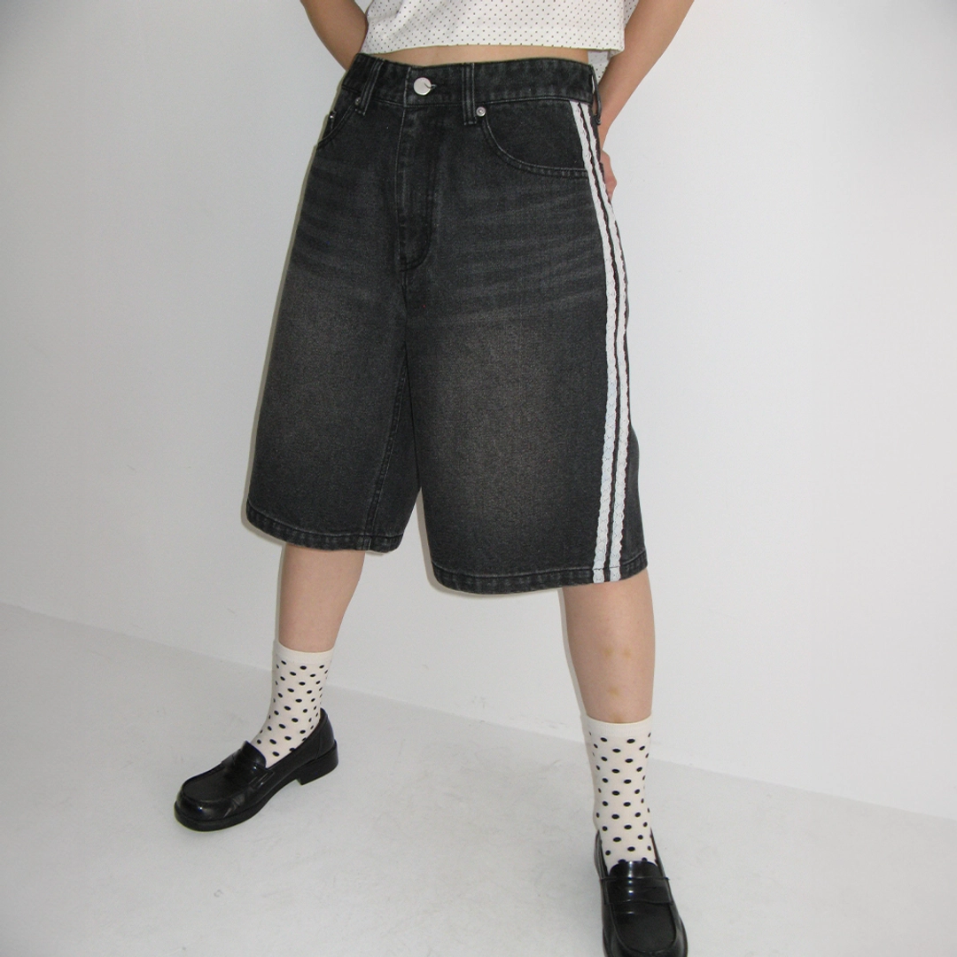 론론 SIDE LACE TRACK DENIM SHORTS PANTS BLACK 상품 이미지 1