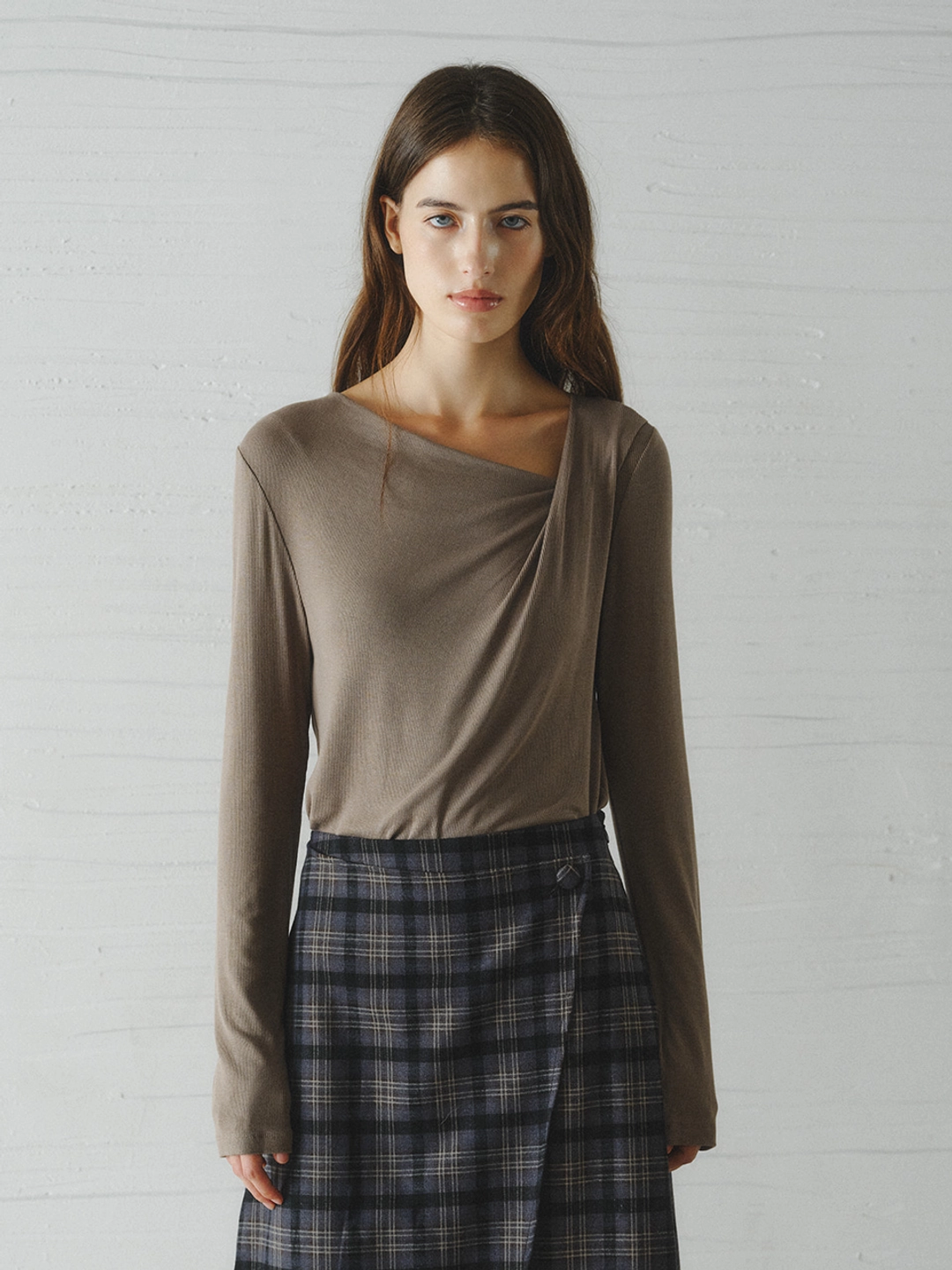 르니나 ROEL drape neck t-shirt_mocha 상품 이미지 1