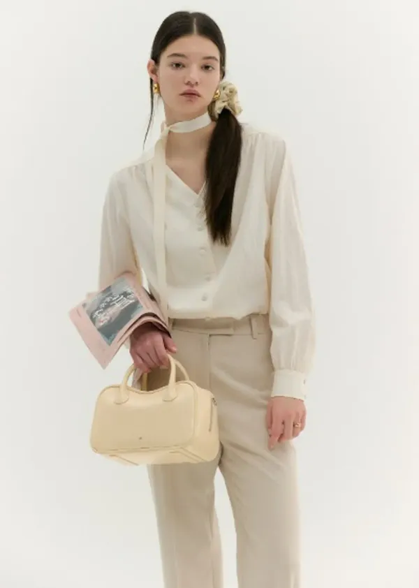 V-NECK TIE SHIRRING BLOUSE (sand ivory) [류이서, 함은정, 임주은, 박신혜 착용]