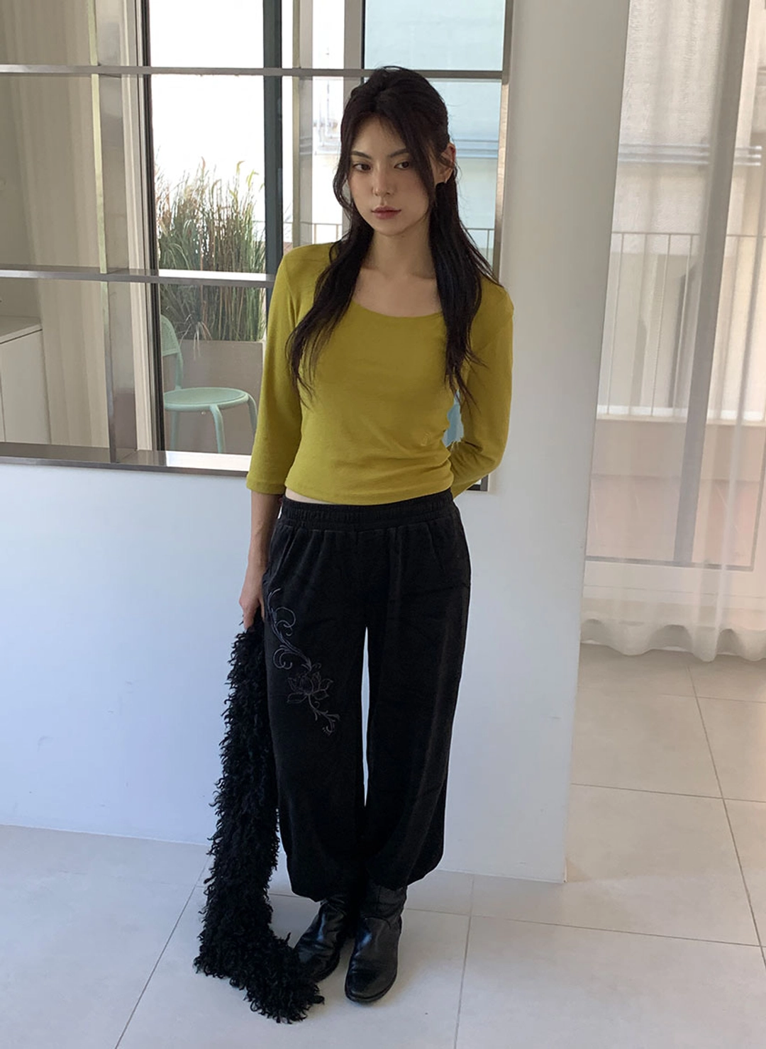 루루서울 Lotus Velvet Sweat Pants (Black) 상품 이미지 2